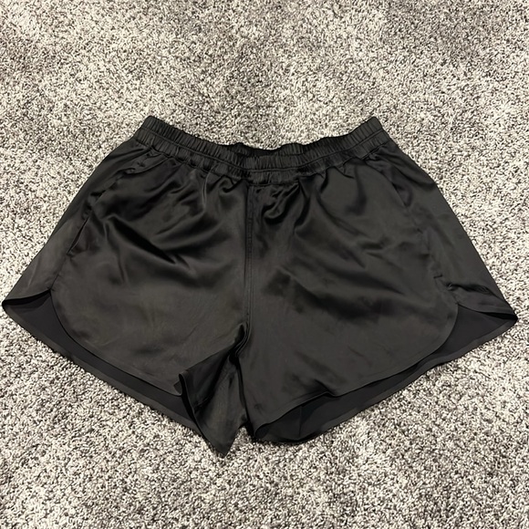 Lululemon running shorts & sports bra - Picture 2 of 14